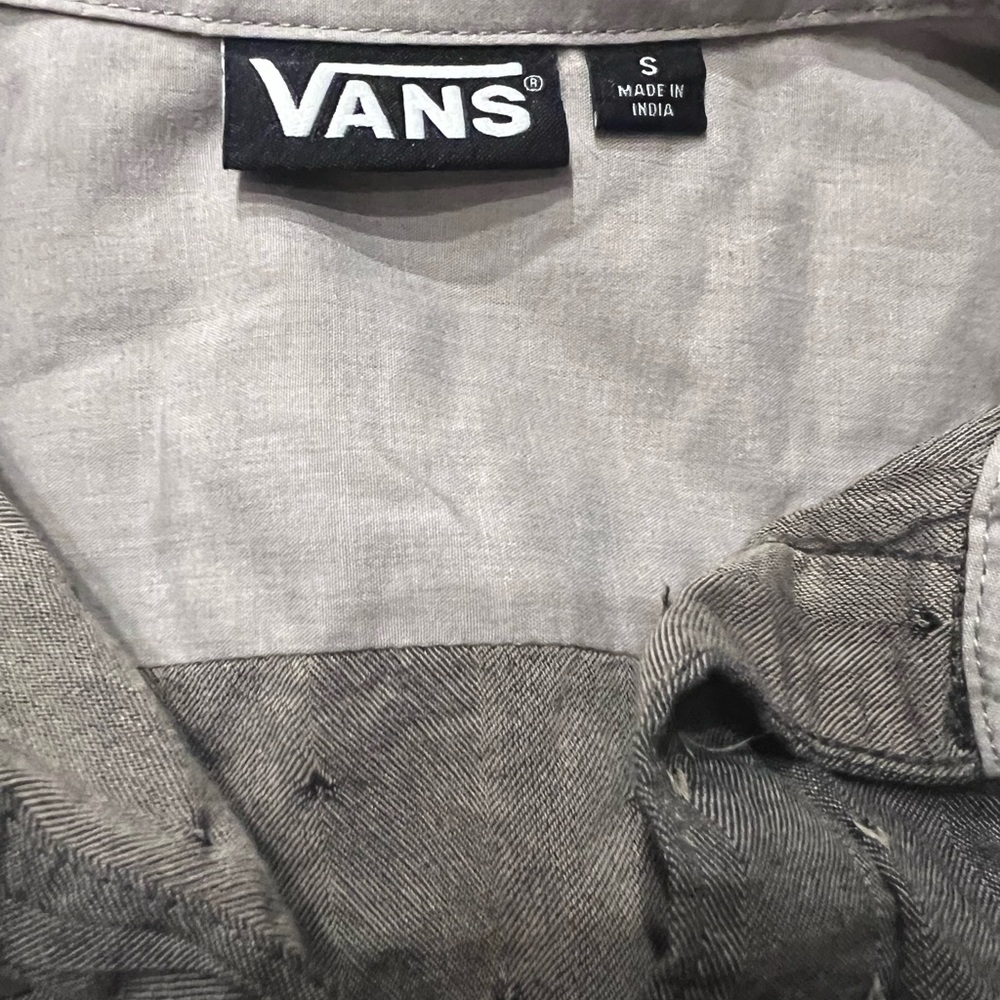 Men’s flannel shirt, like new condition, size small.
